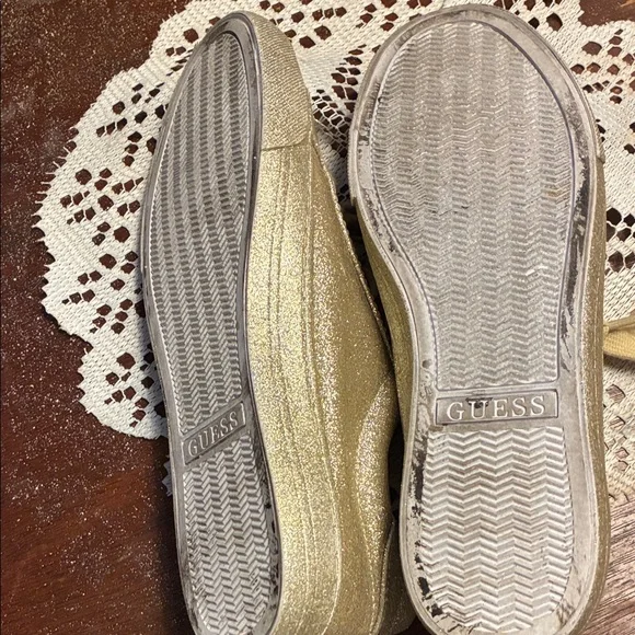 GUESS Women's Shimmering Gold Sneakers Size 7 - Picture 2 of 3